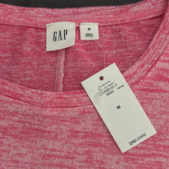 Brand NWT. Gap Sleeveless shirt - Picture 2 of 3